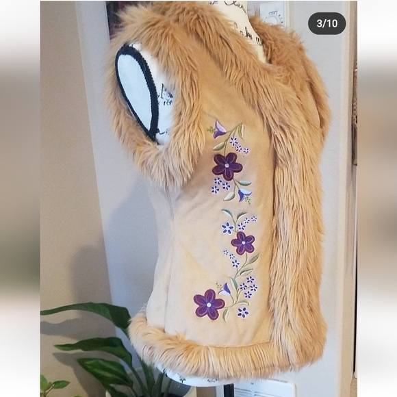 VINTAGE FUR LINED, FLOWER EMBROIDERED VEST🌼 EU CONDITION - Picture 4 of 16